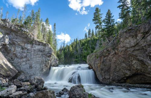 Trapper 8: Cozy 4-Bedroom Condo, 1 Minute to Yellowstone, perfect for 8 guests. - Foto 70