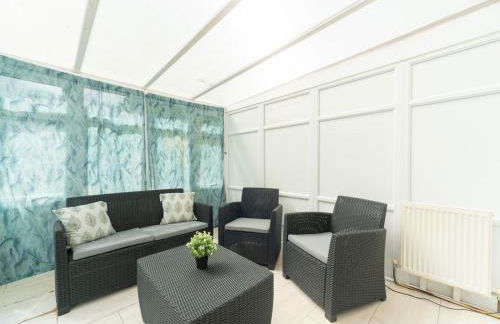 Spacious 4 Bed House Free Parking Near Station - Pass the Keys - Foto 14