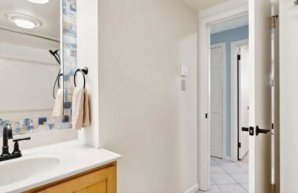 Salty Dolphin by Bayley Vacation Rentals - Foto 16