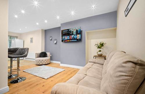 Harborne House, Perfect for Contractors & Families, sleeps 8 - Photo 2