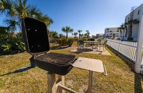 Enchanting 2-Bedroom Ground Floor Beach Condo at Cape Canaveral WiFi & AC - Foto 38