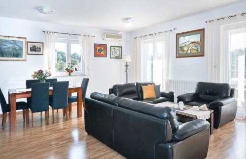 Breg Ivanovci - Three Bedroom Villa with Swimming Pool - Photo 2