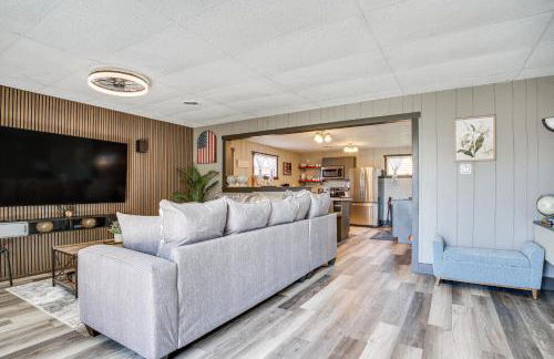 9 Mi to Shore Home with Hot Tub in Howards Grove! - Foto 6