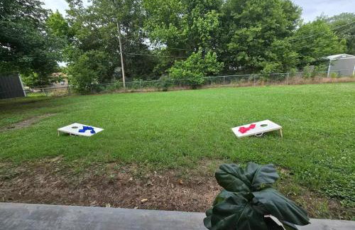 Pet Paradise on Main Fenced Yard Included - Foto 33