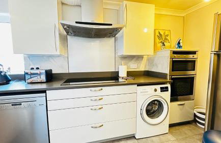 Inviting 2 Bed Guest House steps away from Ascot Racecourse 3 mins drive, 5 mins to Legoland, 12 mins to Windsor Castle Perfect for families & racegoers alike - Foto 11