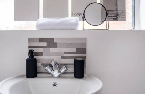 Recently renovated stylish home parking - Pass the Keys - Photo 34