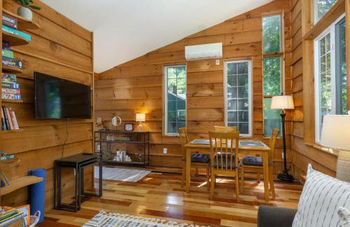 Charming Pet-Friendly Cottage Walkable to Town! - Foto 21