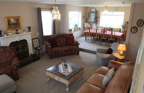 Five Bedroom Colonial Style Home - Foto 16