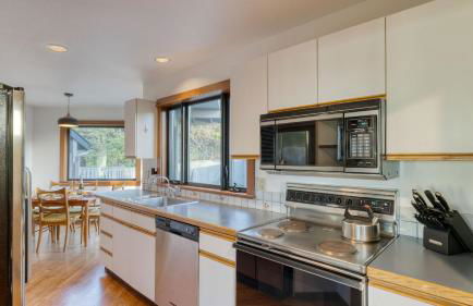 Half Block to Beach w/ Oceanview, Patio + Balcony The Shore Pine by Avantstay - Foto 26