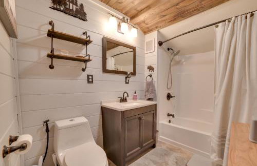 Family-Friendly Cabin Walk to Lake Access! - Foto 17