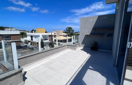 Cobertura Duplex no Campeche Florianópolis, 2 quartos com ar-condicionado, 3 banheiros, WiFi 1Gb, Cozinha completa, Estacionamento, Amplo terraço coberto com churrasqueira - Foto 25