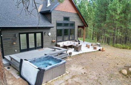 Camp 95 - Stunning Mountain Home - 4.5 Acres - Views - Hot Tub - Pet friendly - Private - Photo 44