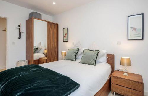 Elegant Epsom Modern Apartment - Photo 13