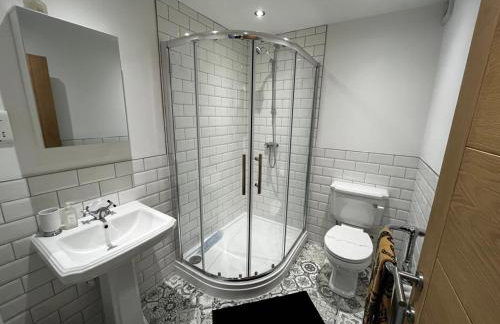 Sterling Stylish 2 bedroom Central Modern Apartment - Photo 17