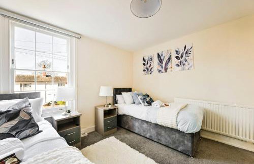 Central Canterbury Gem New Refreshed Decor Sunny Deck Outdoor Furniture FREE Parking 2BR 2BA TOP Location - Foto 33