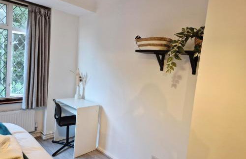 Modern 4 bed House with Free Parking - Photo 4