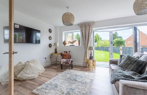 Luxurious 3 bedroom house now with FULL FIBRE INTERNET Shangri la in village of Alfrick with driveway parking for 3 cars in an area of outstanding natural beauty, superb walking,close to Worcester, Malvern showground, theatre, Malvern hills, dogs welcome - Photo 57