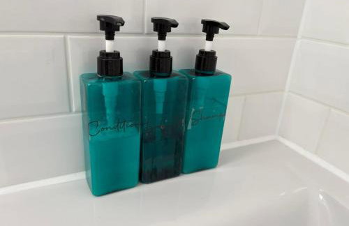 Central 2BR Home with Parking near Ferry - Foto 17