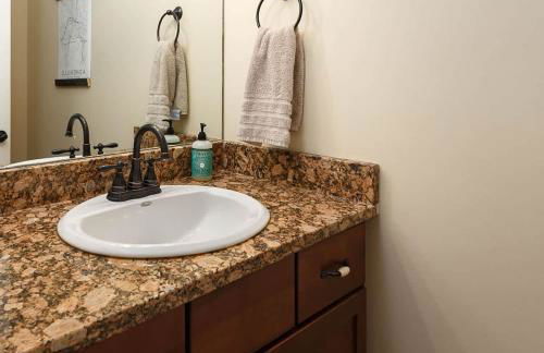 River Rock Cabin - Comfortable, Private Home with King Beds & Mountain Views - Foto 31