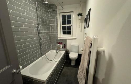 Stirling Haven: Charming 3B Apt in City Centre - Photo 21