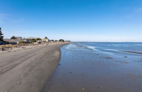 Sequim Escape with Gas Grill and Deck, Walk to Beach! - Foto 37