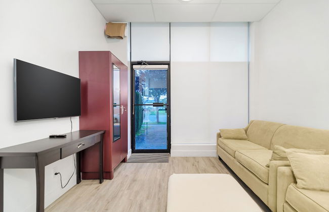 Charming 1BR Lakeside - Photo 10