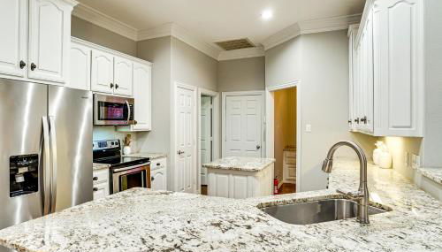 Group-Friendly Burleson Getaway with Outdoor Oasis - Foto 2