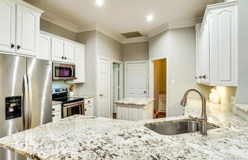 Group-Friendly Burleson Getaway with Outdoor Oasis - Foto 2