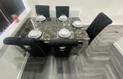 Modern 3 Bedroom Holiday Home -Jaquzzi Bath -Private Parking-suitable for contractors - Free WiFi - Foto 22