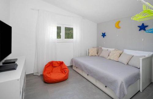 VILLA ROKO with 4 bedrooms, 32sqm heated pool - Photo 19