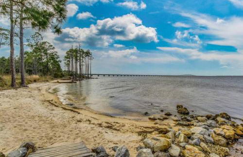 Woodsy Retreat, steps to Bay - Hot tub! - Foto 8