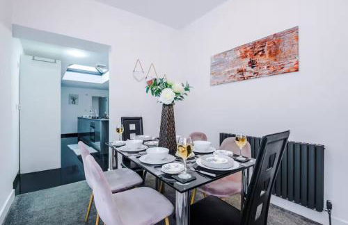 Group-Friendly Home near Manchester with Hot Tub and Private Cinema Room - Foto 12