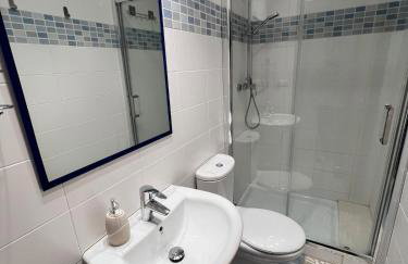 Modern apartment with a big pool and free parking - Photo 19