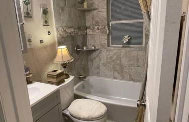 Charming 2 bedroom Retreat minutes from Downtown - Foto 15