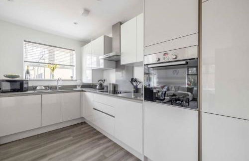 STYLISH HOME - VIRGINIA WATER LAKE & FREE PARKING - By Tempstay - Foto 10