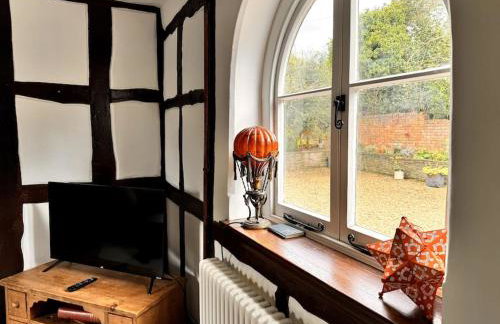 Stylish Tudor Cottage & Hot Tub - Photo 17