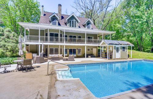 Huge Family Home with Pool - 13 Mi to Lake Michigan! - Foto 1