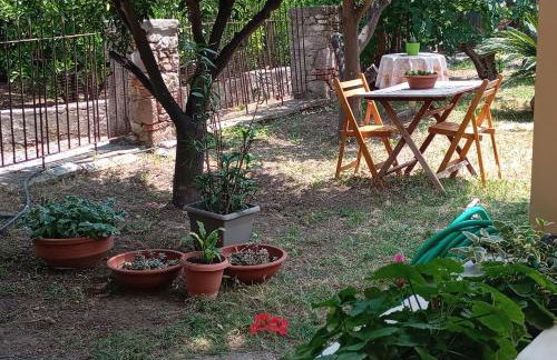 Peculiar Garden Apartment - Photo 35