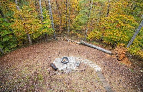 4 BR Mountain Cabin with Hot Tub & Fire Pit in GA - Foto 45