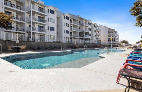 Lakefront Osage Beach Condo + Workspace w/ Pool Views - Foto 36
