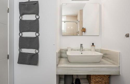 CASA LA PLAYA-CONIL Vacaciones de Lujo en Conil con Todas las Comodidades NETFLIX-HBO-DISNEY-CANALES DE FUTBOL-WIFI ALTA VELOCIDAD-SMART TV 65"-ALEXA - Foto 39