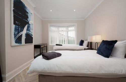 3BR Home Sleeps 6 Near Airport with Parking - Foto 17