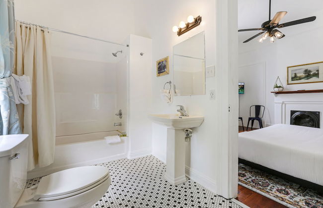 Uptown Spacious 4BD w Historic Charm - Foto 36