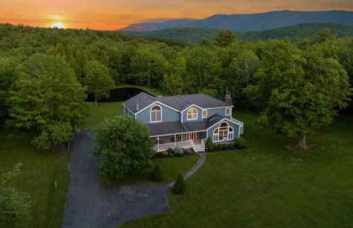Lux estate! Hot tub, 8 acres, firepit, game room, private pond, EV, lots of privacy, 10 mins to town - Foto 1