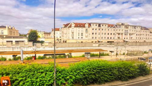 Duplex de Charme avec Bureau - Face Gare RER A - Foto 2