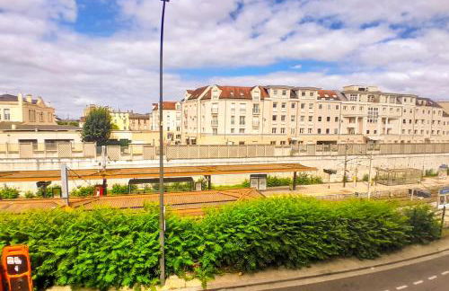 Duplex de Charme avec Bureau - Face Gare RER A - Foto 2