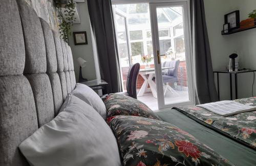 Cosy and Private with 55"TV and Dedicated Toilet Shower Space - Foto 14