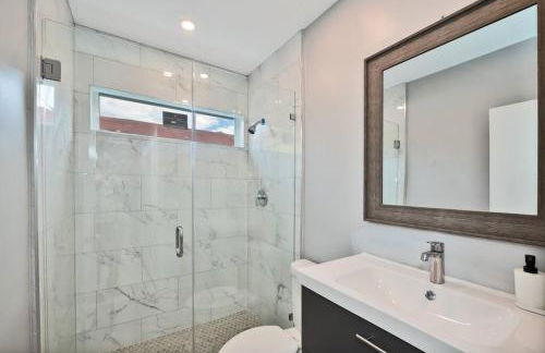 Spacious 4 bedrooms, 2 bathroom house with pool - Photo 9