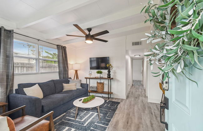 Coastal Bliss 3BR Gem Near MacDill AFB - Foto 1