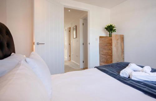 Luxe Detached 3 Bed Luxe House on Exclusive Private Estate Close to Coast Free Hot Tub Sleeps 6 Private Parking for 2 Cars - Photo 28